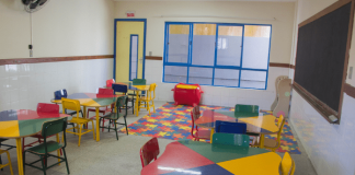 CEI com mesas e cadeiras coloridas e um quadro de aula no lado direito