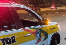 Traficante e homicida presos em Florianópolis: viatura da PMRv vista de lado com giroflex ligado no acostamento de rodovia à noite