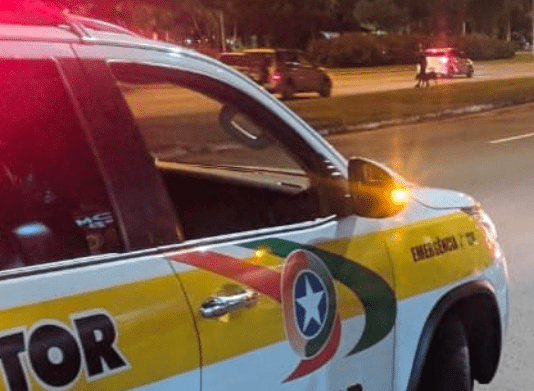 Vacina será escoltada aos municípios quando chegar em Santa Catarina Traficante e homicida presos em Florianópolis: viatura da PMRv vista de lado com giroflex ligado no acostamento de rodovia à noite