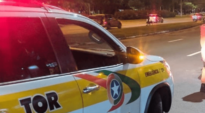 Traficante e homicida presos em Florianópolis: viatura da PMRv vista de lado com giroflex ligado no acostamento de rodovia à noite