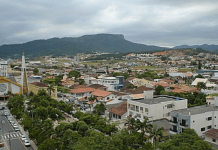 IPTU 2021 em Palhoça: Imóveis de Palhoça vista de cima; pedra branca ao fundo