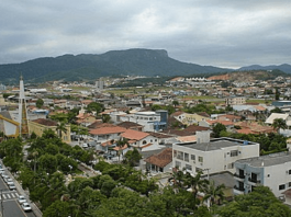 IPTU 2021 em Palhoça: Imóveis de Palhoça vista de cima; pedra branca ao fundo