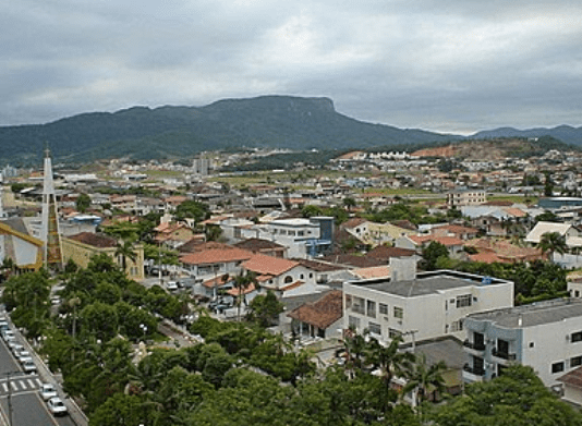 IPTU 2021 em Palhoça: Imóveis de Palhoça vista de cima; pedra branca ao fundo