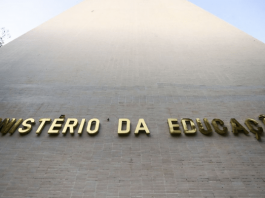 Prédio do Ministério da Educação com letras douradas, visto de baixo para cima