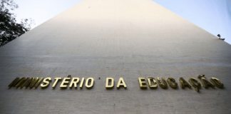 Prédio do Ministério da Educação com letras douradas, visto de baixo para cima