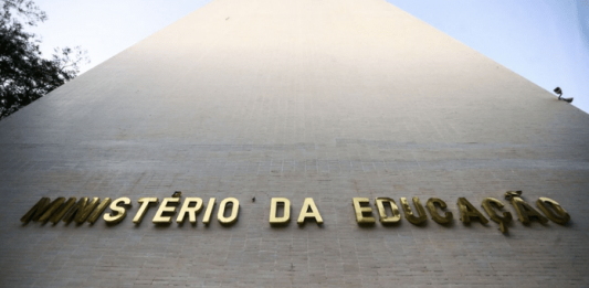 Prédio do Ministério da Educação com letras douradas, visto de baixo para cima