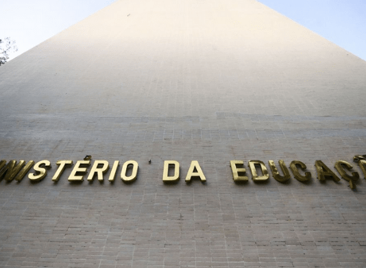 Prédio do Ministério da Educação com letras douradas, visto de baixo para cima