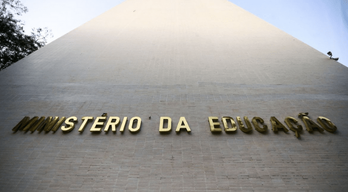 Prédio do Ministério da Educação com letras douradas, visto de baixo para cima