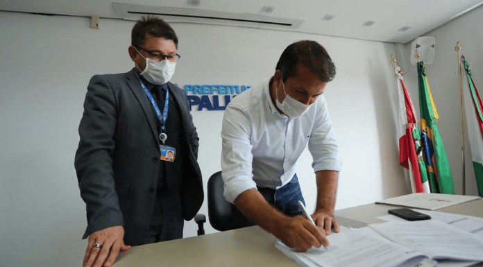 Prefeito Camilo Martins assinando financiamento em Palhoça