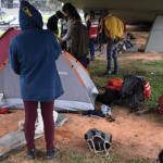 Moradores em situação de rua na Grande Florianópolis somam população de 1,4 mil - barracas e pessoas sobre elevado do centro