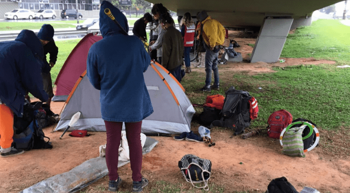 Moradores em situação de rua na Grande Florianópolis somam população de 1,4 mil - barracas e pessoas sobre elevado do centro