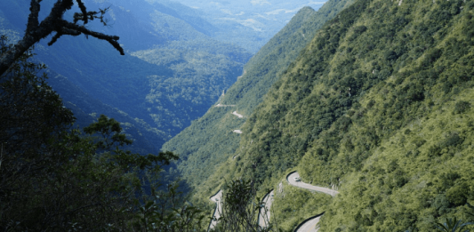 Serra do Rio do Rastro tem trânsito liberado entre 23 de dezembro e 4 de janeiro Tráfego na Serra do Rio do Rastro sofrerá alterações em fevereiro - vista da estrada do alto mostrando curvas na encosta com mata