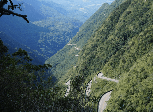 Serra do Rio do Rastro será fechada para corrida Tráfego na Serra do Rio do Rastro sofrerá alterações em fevereiro - vista da estrada do alto mostrando curvas na encosta com mata