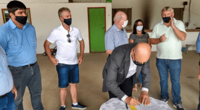 Representantes políticos unidos no momento da assinatura para a obra da nova escola em Águas Mornas
