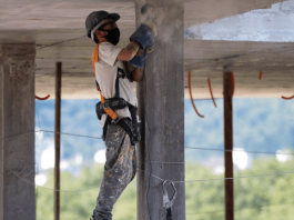 SC teve crescimento de 64 mil empregos no primeiro trimestre de 22; confira vagas Homem com equipamentos de EPI, realizando obra