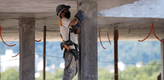 SC teve crescimento de 64 mil empregos no primeiro trimestre de 22; confira vagas Homem com equipamentos de EPI, realizando obra