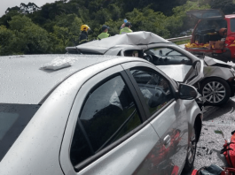 Acidente de dois carros cinzas em Rancho Queimado