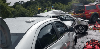 Acidente de dois carros cinzas em Rancho Queimado