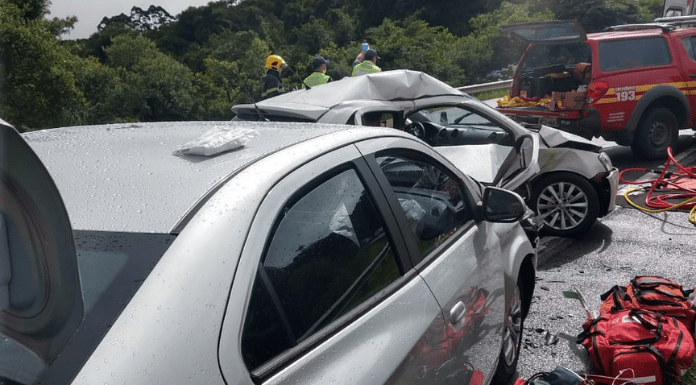 Acidente de dois carros cinzas em Rancho Queimado