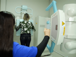 Profissional da saúde realizando exame de mama em paciente