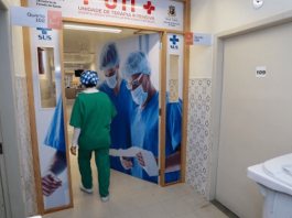Santa Catarina tem 16.911 casos ativos de Covid-19 e 5.161 óbitos Um profissional de saúde entrando em uma porta onde em cima dela há uma sinalização de UTI