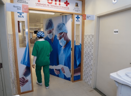 Santa Catarina tem 16.911 casos ativos de Covid-19 e 5.161 óbitos Um profissional de saúde entrando em uma porta onde em cima dela há uma sinalização de UTI