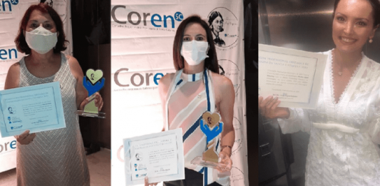 Três profissionais que foram contempladas com o Prêmio Profissional Destaque de Enfermagem; cada uma está segurando o certificado e o prêmio