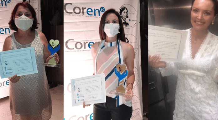 Três profissionais que foram contempladas com o Prêmio Profissional Destaque de Enfermagem; cada uma está segurando o certificado e o prêmio