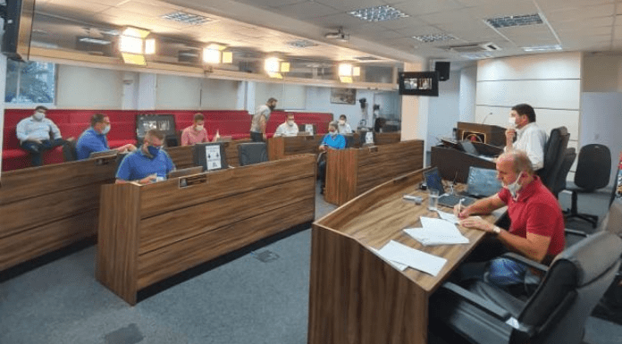 Câmara de São José aprova orçamento da cidade para 2021 Homens na Câmara Municipal de São José, aprovando o orçamento da cidade em 2021