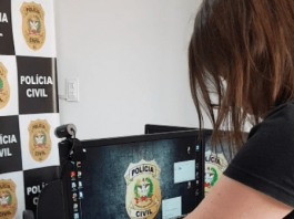 Operação Soldo Inflado investiga esquema ilegal de horas extras em Blumenau Agente da Polícia Civil contando dinheiro