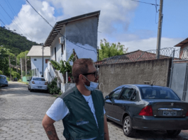 Dois fiscais da Blitz Sanear verificando a regularidade de um esgoto