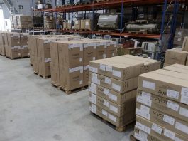 Estado recebe 100 ventiladores - caixas empilhadas em depósito