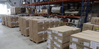 Estado recebe 100 ventiladores - caixas empilhadas em depósito
