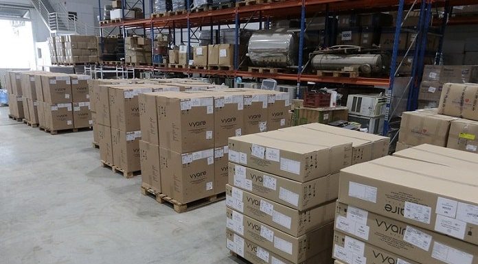 Estado recebe 100 ventiladores - caixas empilhadas em depósito