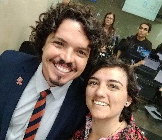 Marquito e Carla Ayres apresentam chapa para presidência da Câmara de Florianópolis marquito e carla ayres abraçados sorridentes para a foto