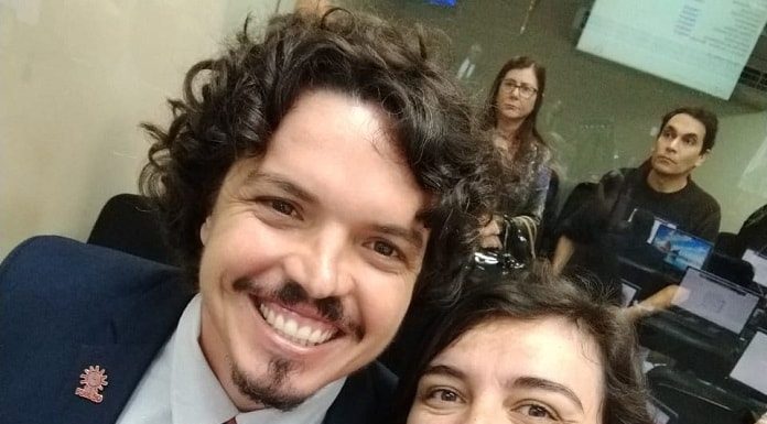 marquito e carla ayres abraçados sorridentes para a foto