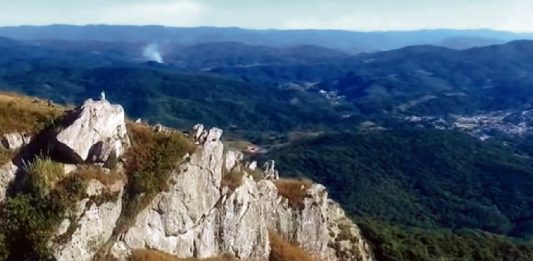 pedra branca vista do alto com vales e montanhas ao fundo