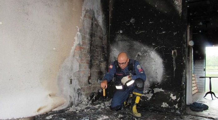 sargento faz investigação de incêndio em cômodo todo chamuscado e preto