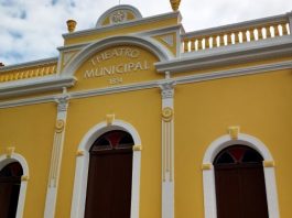 fachada do theatro adolpho mello, o teatro mais antigo de santa catarina