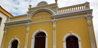 fachada do theatro adolpho mello, o teatro mais antigo de santa catarina