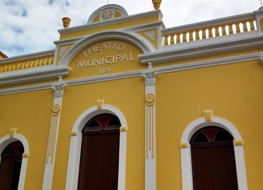 fachada do theatro adolpho mello, o teatro mais antigo de santa catarina