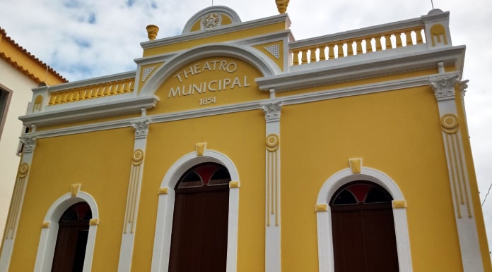 fachada do theatro adolpho mello, o teatro mais antigo de santa catarina