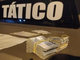 preso em blumenau assaltante de criciúma - dinheiro preso com elástico sobre caminhonete da polícia