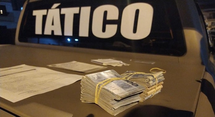 preso em blumenau assaltante de criciúma - dinheiro preso com elástico sobre caminhonete da polícia