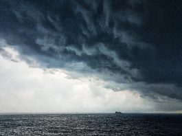 Defesa Civil de Florianópolis emite alerta vermelho para chuva intensa nesta terça-feira (9) Defesa Civil alerta para tempestade na região sul do brasil - nuvem carregada sobre o oceano, com pequena embarcação no horizonte