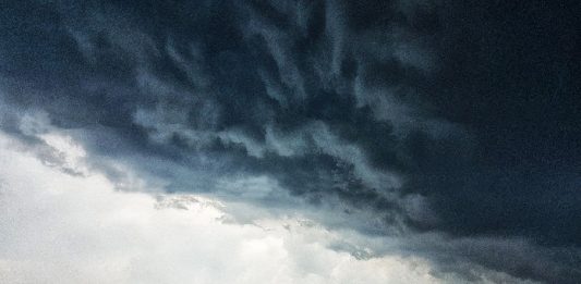 Defesa Civil de Florianópolis emite alerta vermelho para chuva intensa nesta terça-feira (9) Defesa Civil alerta para tempestade na região sul do brasil - nuvem carregada sobre o oceano, com pequena embarcação no horizonte