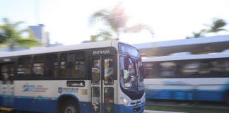 horários de ônibus - ônibus passando pelo terminal ticn em velocidade; com outros ônibus atrás