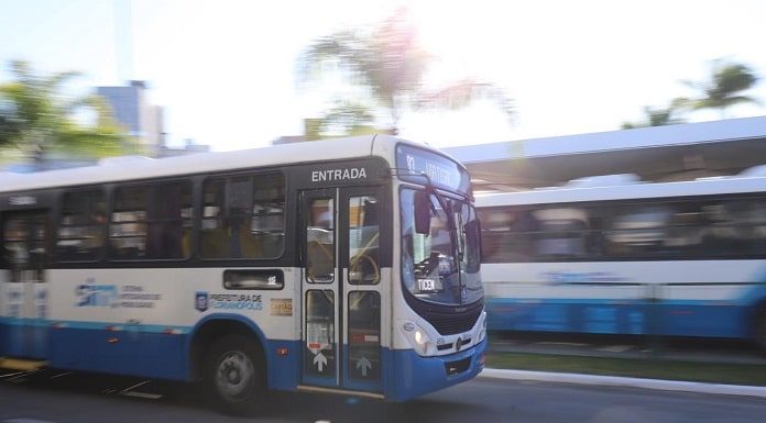 horários de ônibus - ônibus passando pelo terminal ticn em velocidade; com outros ônibus atrás