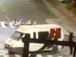 Pessoas feitas reféns sentada em rua do Centro de Criciúma para bandidos tentarem escapar - Reprodução/CSC
