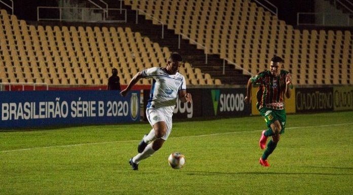 avaí está na briga: Rômulo avança e cruza para o gol de Gastón Rodriguez Foto: André Palma Ribeiro / Avaí FC